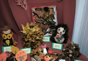 Zdjęcie przedstawiające prace konkursowe w ramach konkursu pt. „Cuda z darów jesieni”