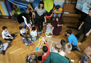 Dzieci układają piramidą żywieniową z naturalnych produktów