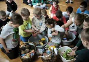 Dzieci segregują produkty na zdrowe i niezdrowe
