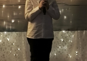 Szymon z grupy Zajączków występuje trzymając mikrofon