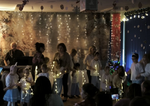 Dzieci stoją przed rodzicami