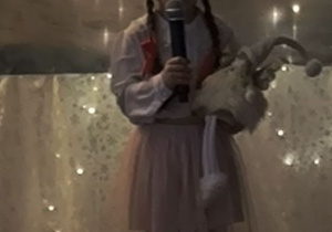 Marianna z grupy Zajączków występuje trzymając mikrofon