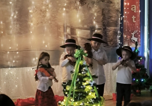 Dzieci z grupy Zajączków grają na skrzypcach