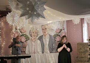 Pani Dyrektor przemawia do zgromadzonych gości