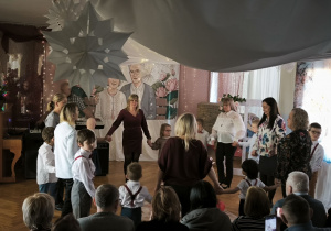 Dzieci z grupy Smerfów i Misiów tańczą trzymając się za ręce