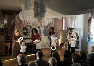 Dzieci z grupy Pszczółek tańczą trzymając świecące kółka w dłoniach