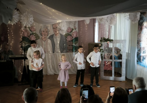 Dzieci z grupy Krasnoludków tańczą trzymając się pod boki