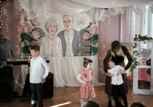 Dzieci z grupy Puchatków tańczą