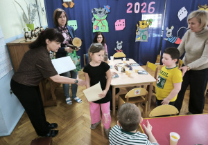 Dzieci z Przedszkola Miejskiego 214 odbierają dyplomy za udział w olimpiadzie