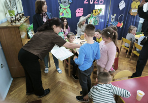 Dzieci z Przedszkola Miejskiego 109 odbierają dyplomy za udział w olimpiadzie