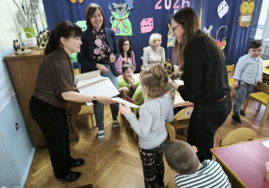 Dzieci z Przedszkola Miejskiego 185 odbierają dyplomy za udział w olimpiadzie