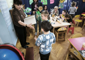 Dzieci z Przedszkola Miejskiego 36 odbierają dyplomy za udział w olimpiadzie