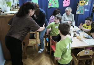 Dzieci z Przedszkola Miejskiego 221 odbierają dyplomy za udział w olimpiadzie