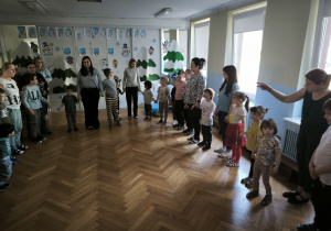 Dzieci stoją w kręgu i trzymają się za ręce