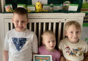 Zdjęcie przedstawiające osoby dwóch chłopców i dziewczynkę biorących udział w konkursie