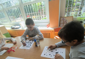Dzieci z grupy Krasnoludków wykonują prace związane ze świętami majowymi