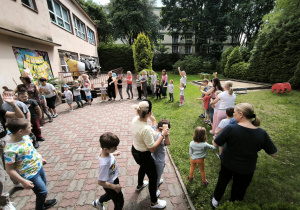 Dzieci spacerują jedno za drugim w kole