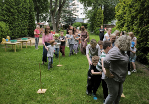 Dzieci pokonują slalom idąc wężykiem