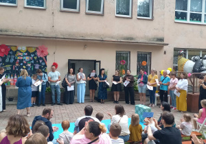 Rodzice nagrodzonych dzieci odbierają podziękowania od Dyrektor przedszkola
