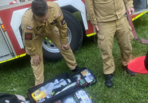 Strażacy przygotowują sprzęt do pokazu