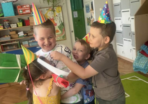 Dzieci z grupy "Zajączków" przytulają się do Kuby