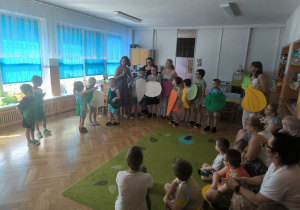 Franciszka – kalarepa wypowiada swoją kwestię wskazując palcem