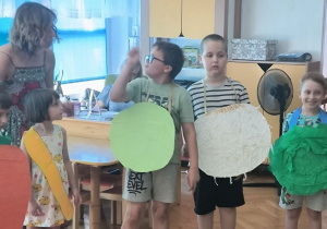 Jakub S. – brukselka wypowiada swoją kwestię podnosząc rękę i patrząc na nauczycielkę
