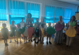Wszyscy występujący stoją obok siebie Jakub S. – brukselka Franciszka – kalarepa Kuba – seler Oliwia – rzepa Piotr – marchew Gabriel – kapusta Agata – fasola Adam – groch Borys M. – szczypiorek Borys C. – koperek Krzysztof – pietruszka