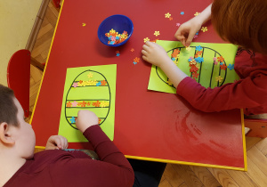 Dzieci przygotowują dekoracje wielkanocne